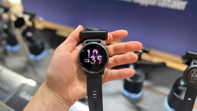 Kvinde vandrer i naturen og tjekker sit smartwatch