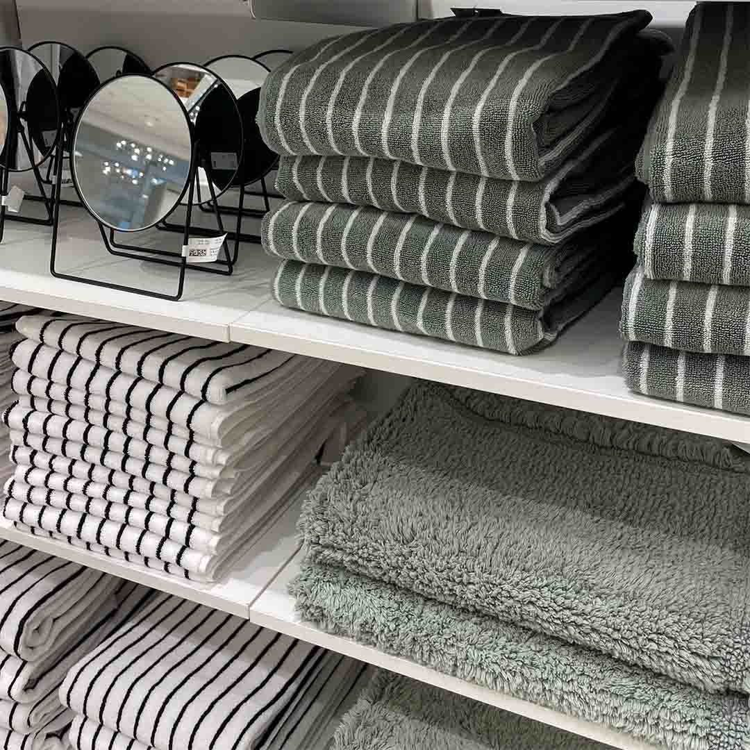 Kvinde shopper nye håndklæder til badeværelset i H&M Home i Kolding Storcenter. 